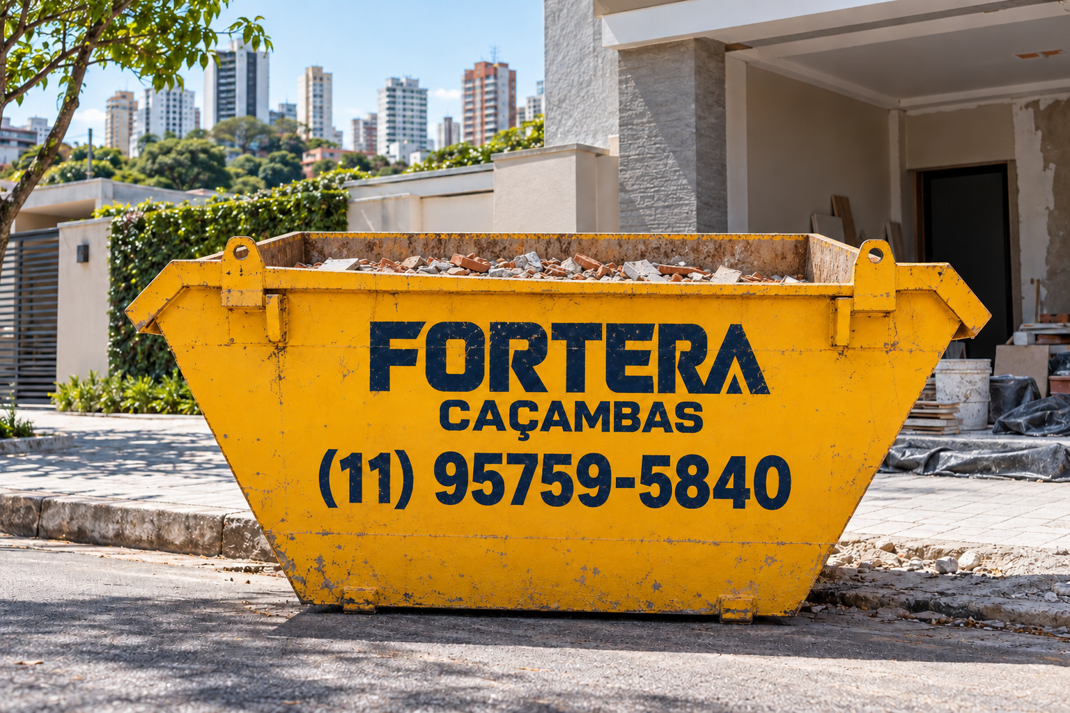 Caçamba estacionária Fortera posicionada em via pública para descarte de entulho de obra